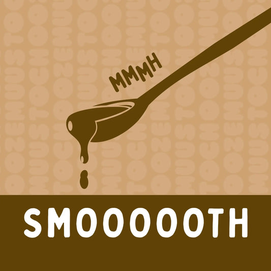 Smooth-Visual Bio-Cashewmus Salted Caramel – fließendes Mus auf Löffel mit „MMMH“ und „Smoooooth“-Schriftzug auf beigem Hintergrund