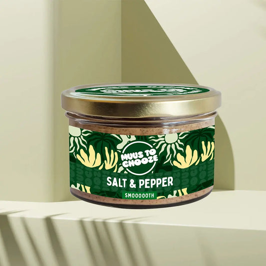 Verpackung Bio-Nussmus Salt & Pepper 180 g von MUUS TO CHOOZE – fein-würziges Nussmus mit Salz und schwarzem Pfeffer im kleinen Glas mit stylischem Etikett