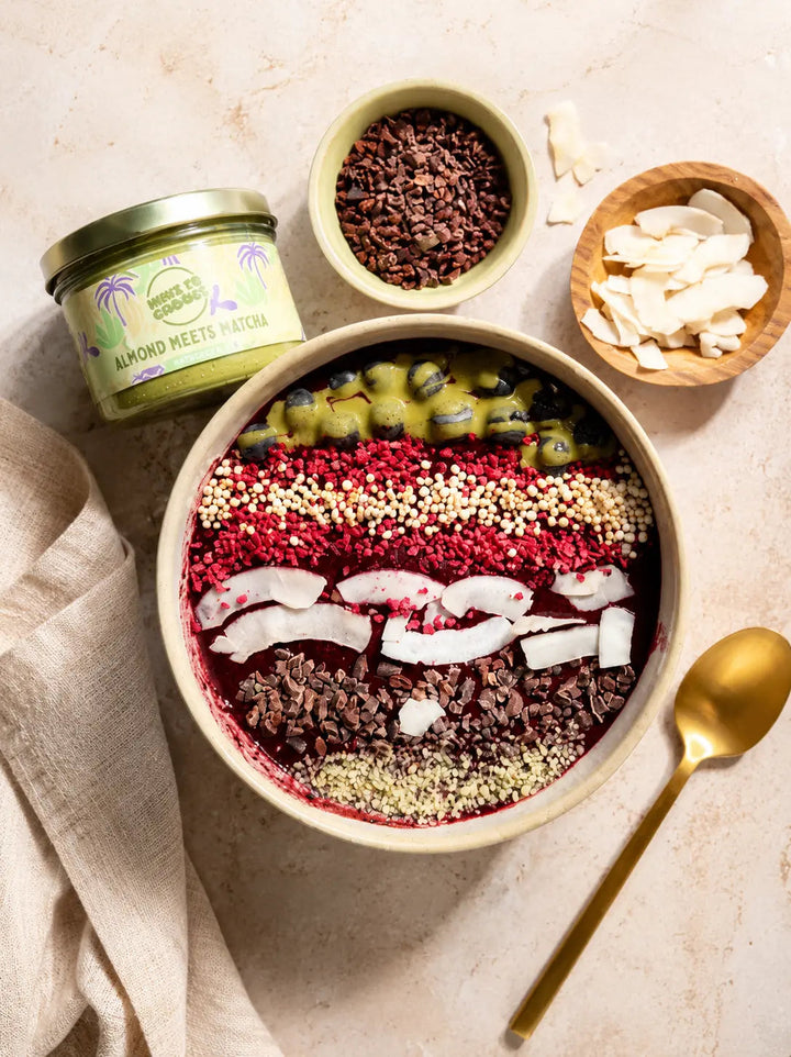 Acai-Bowl mit Matcha-Nussmus