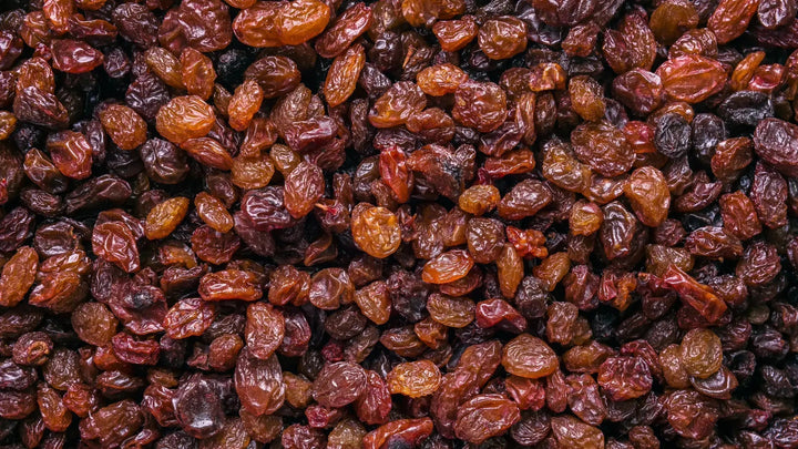 Vollflächige Nahaufnahme von Rosinen – das gesamte Bild ist mit Rosinen bedeckt, keine anderen Elemente sichtbar