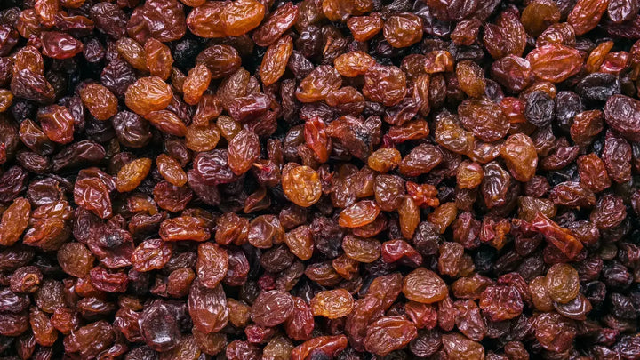 Vollflächige Nahaufnahme von Rosinen – das gesamte Bild ist mit Rosinen bedeckt, keine anderen Elemente sichtbar