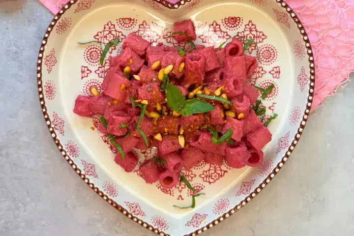 Pinke Nudeln auf einem Teller in Herzform