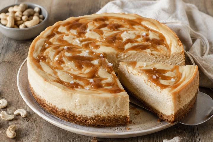 Cheesecake mit Salted-Caramel-Cashew-Swirl