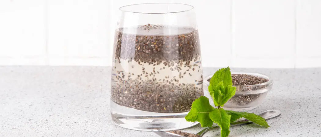 Glas gefüllt mit Wasser und Chiasamen