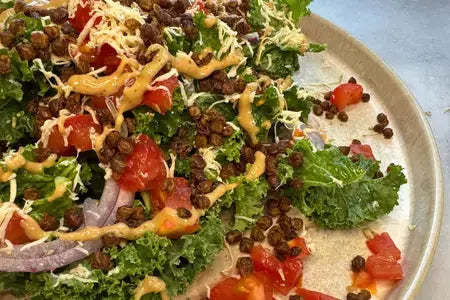 Grünkohlsalat mit crispy Linsen und Bohnenpüree Carl Wilhelm Clasen GmbH