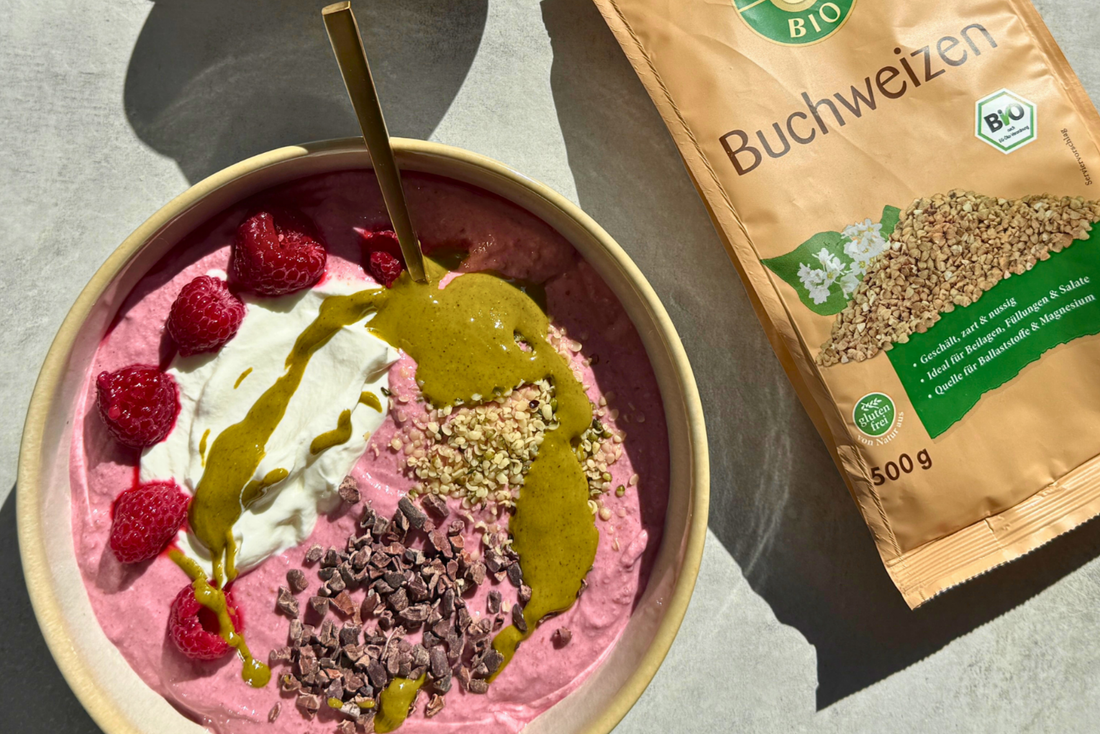 Buchweizen-Porridge mit Kakaonibs