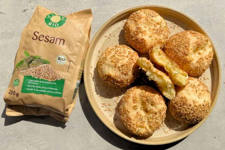 Glutenfreie Käsebrötchen mit Sesam - super saftig