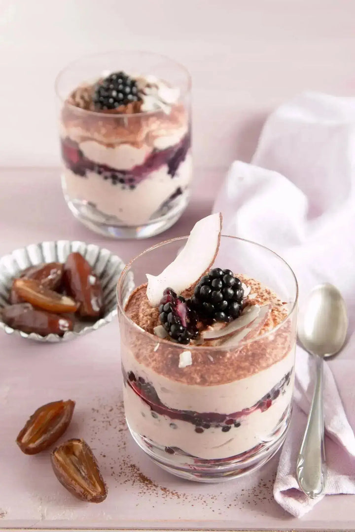 Dattel-Kakao-Creme mit Brombeeren & Kokoschips Clasen Organic Foods
