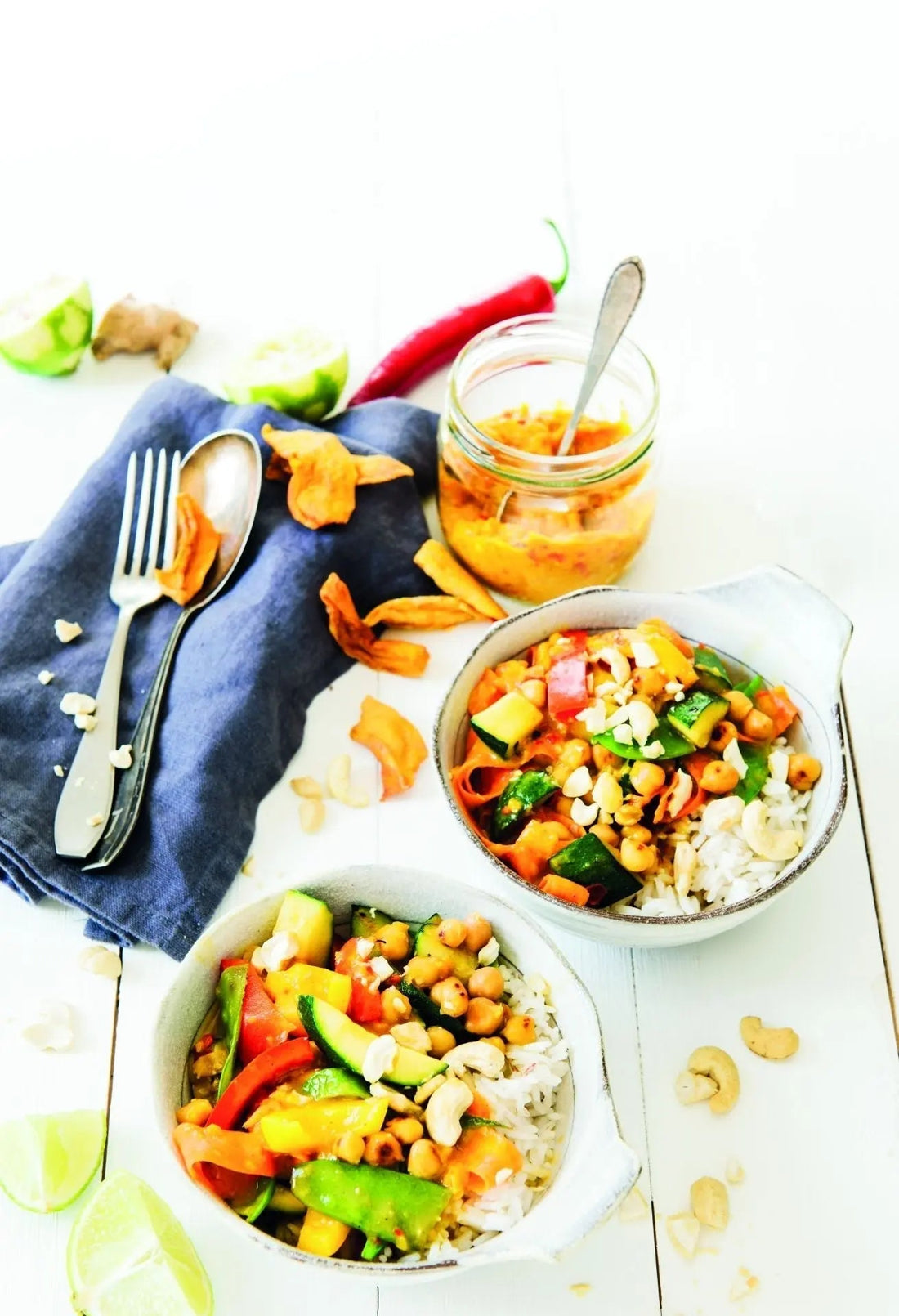 Buntes Mango-Gemüse-Curry mit Kichererbsen, serviert in einer Schale, mit farbenfrohem Gemüse und cremiger Currysauce