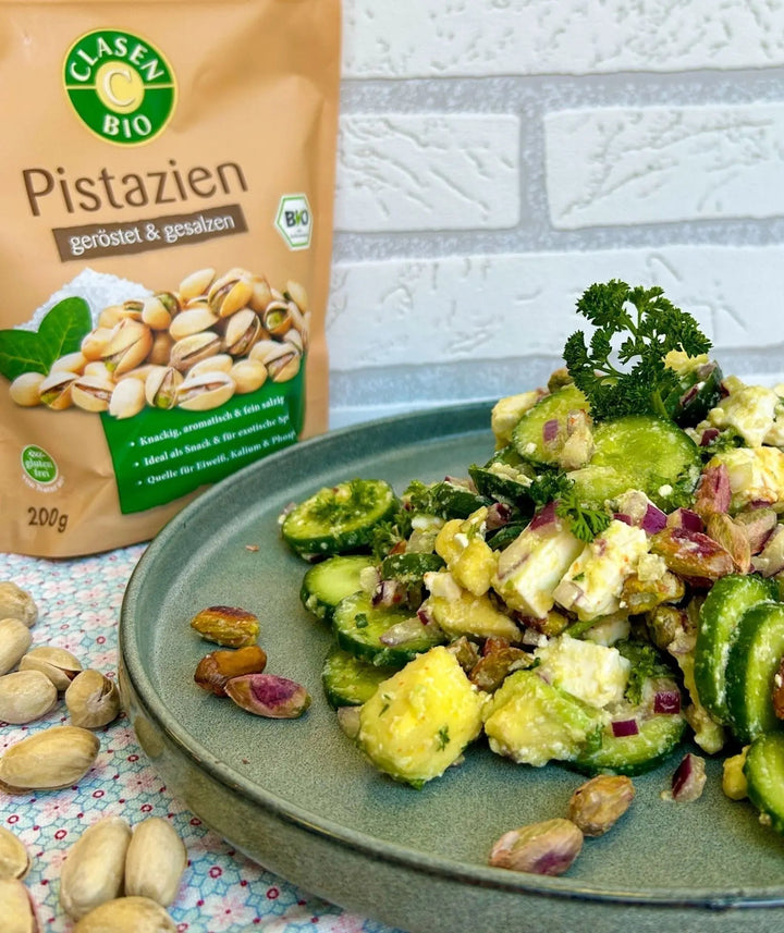 „Chili-Limetten-Gurkensalat mit Pistazien, frisch angerichtet auf einem Teller mit leichter Schärfe und grünem Crunch