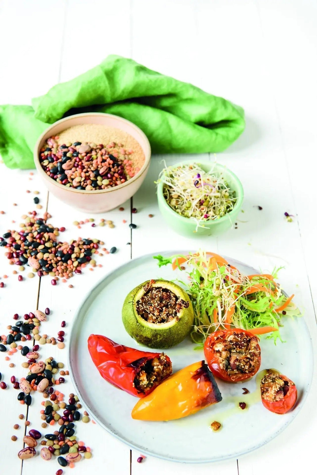 Gefülltes Gemüse mit bunten Hülsenfrüchten und Feta, im Ofen gebacken und dekorativ auf einem Teller serviert