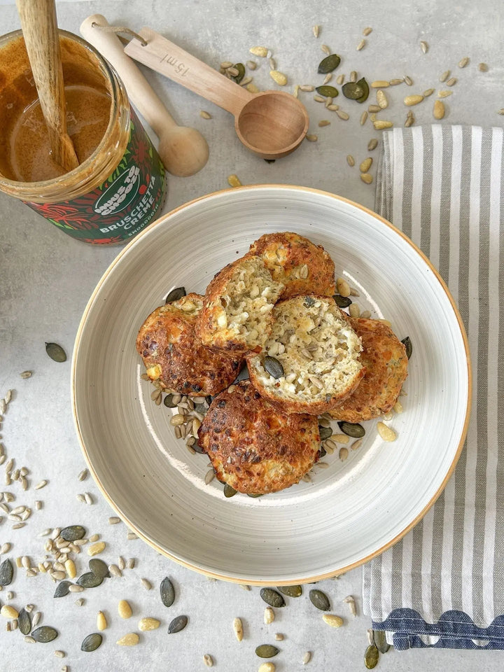 Hüttenkäse-Brötchen mit Salatkerne-Mix, serviert mit Bruschetta-Nussmus von Nuss to Chooze auf einem Teller angerichtet