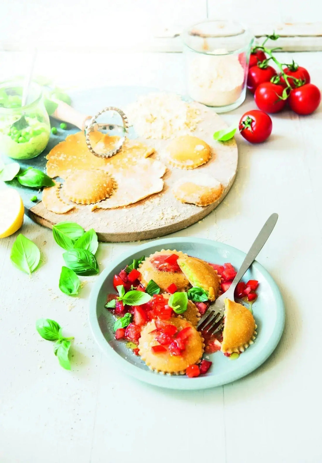 Kichererbsen-Ravioli mit Erbsen-Basilikum-Füllung, angerichtet auf einem Teller mit frischen Kräutern