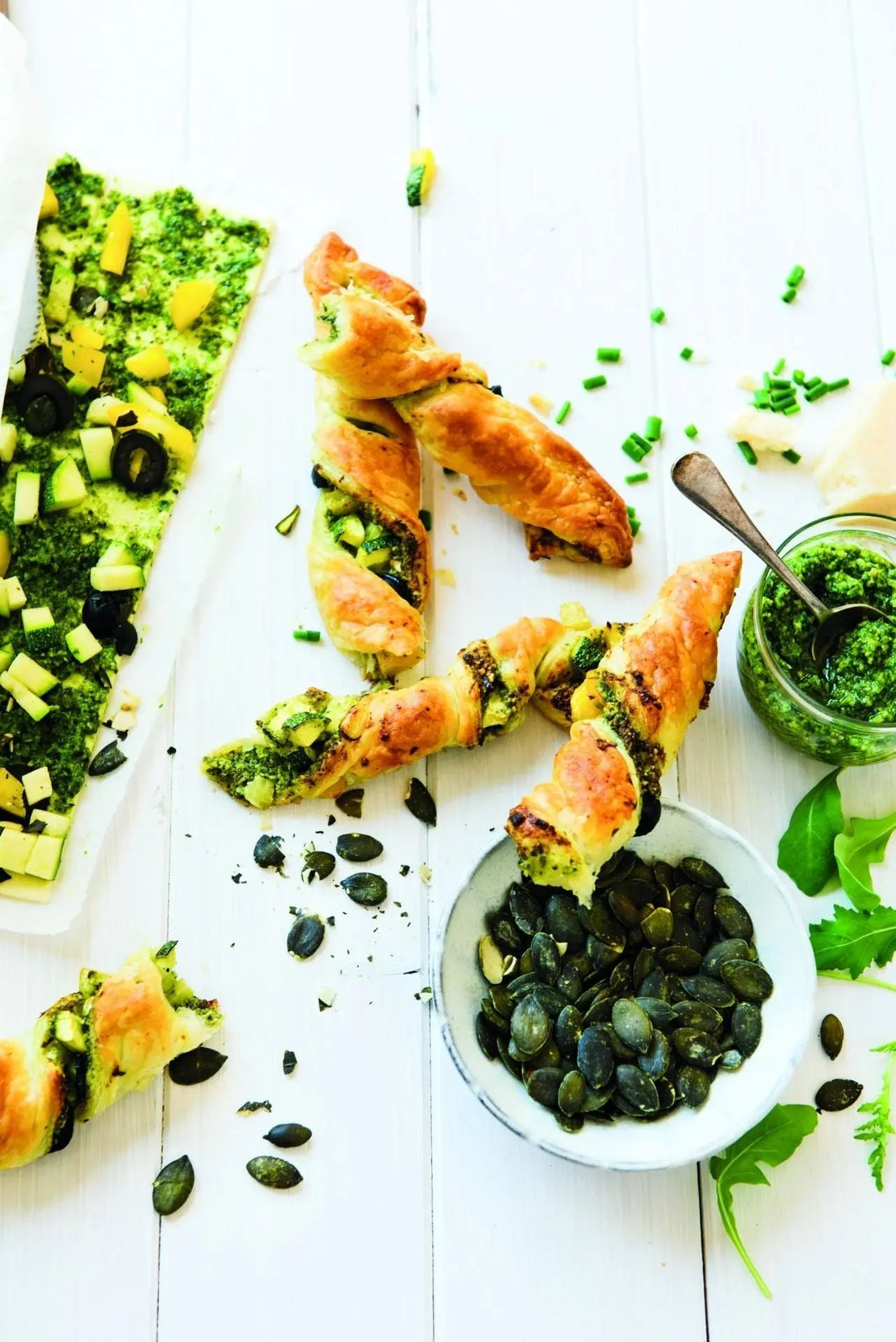 Mediterraner Blätterteig mit Kürbiskern-Pesto, knusprig gebacken, mit Kürbiskernen als Garnitur