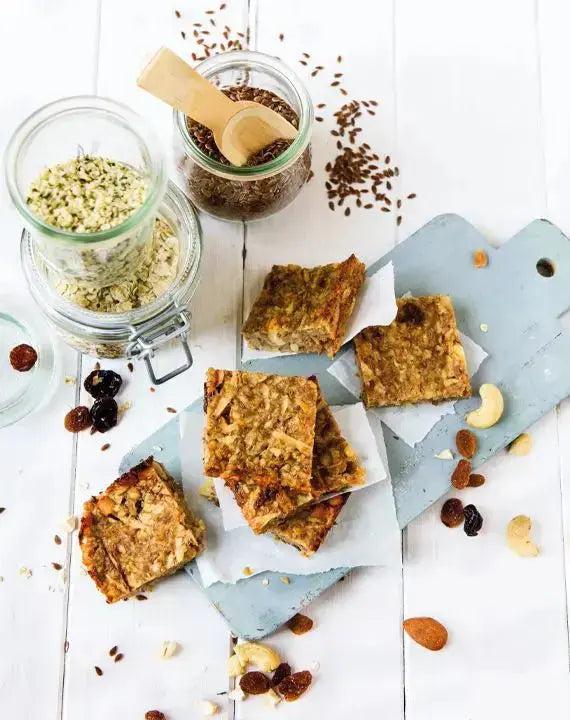 Premium Müsli Happen mit Kirschen, mit frischen Kirschen und Müslizutaten als Dekoration