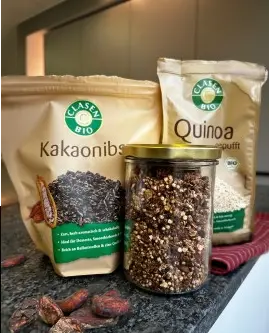 Crunchy Granola mit Kakaonibs und Quinoa, mit sichtbaren Kakaonibs, Quinoa und knusprigen Müslistücken