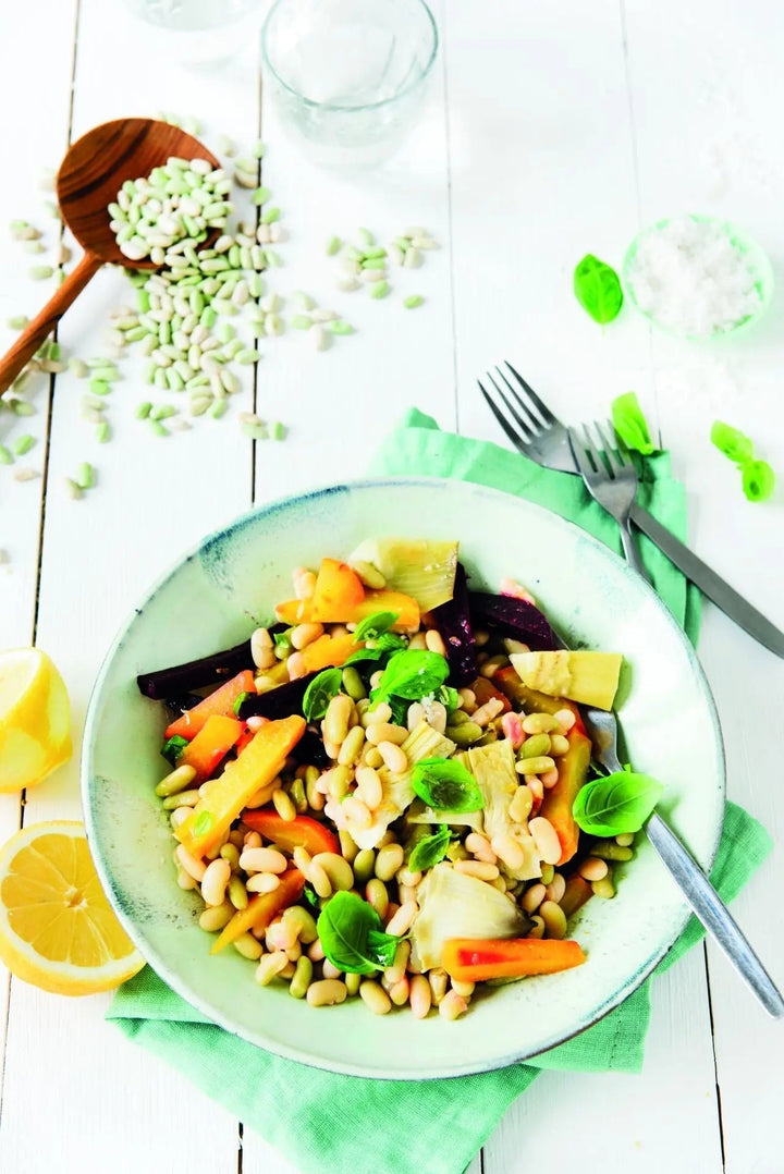Warmer Flageolet-Bohnensalat mit gelber und roter Bete, bunt angerichtet auf einem Teller