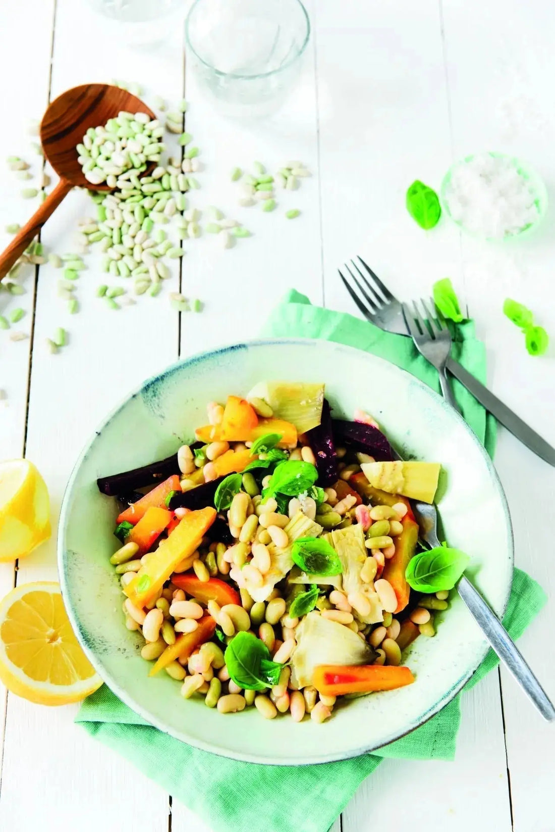 Warmer Flageolet-Bohnensalat mit gelber und roter Bete, bunt angerichtet auf einem Teller