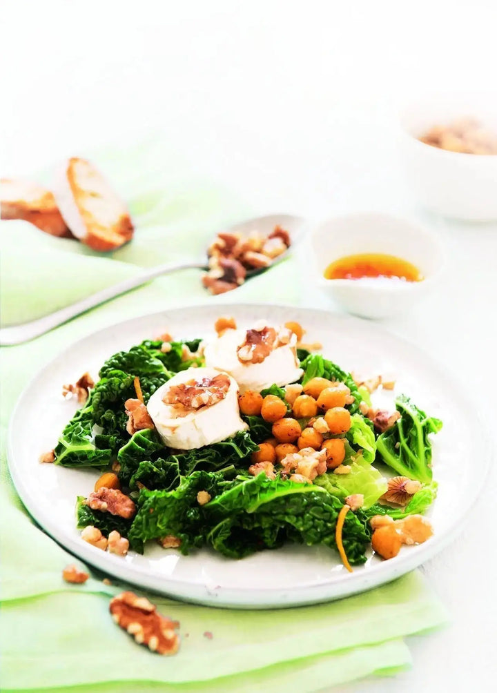 Wirsing mit gratiniertem Ziegenkäse und gerösteten Walnusskernen, angerichtet auf einem Teller in rustikaler Optik.