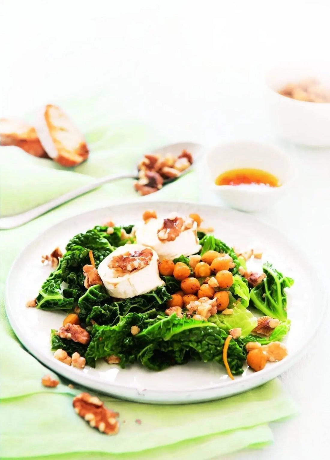 Wirsing mit gratiniertem Ziegenkäse und gerösteten Walnusskernen, angerichtet auf einem Teller in rustikaler Optik.