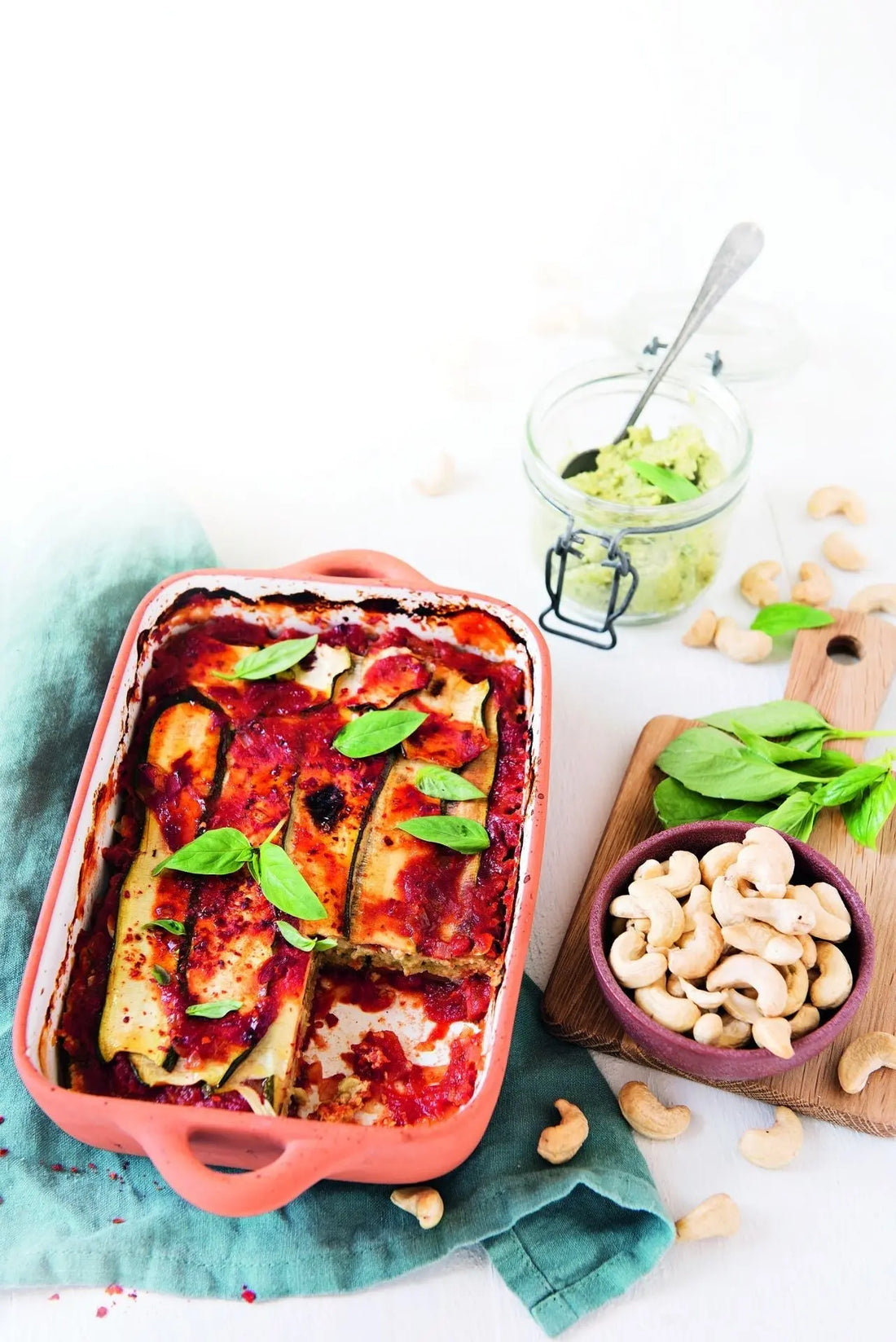 Zucchini-Lasagne mit Cashew-Basilikum-Creme, geschichtet und goldbraun überbacken
