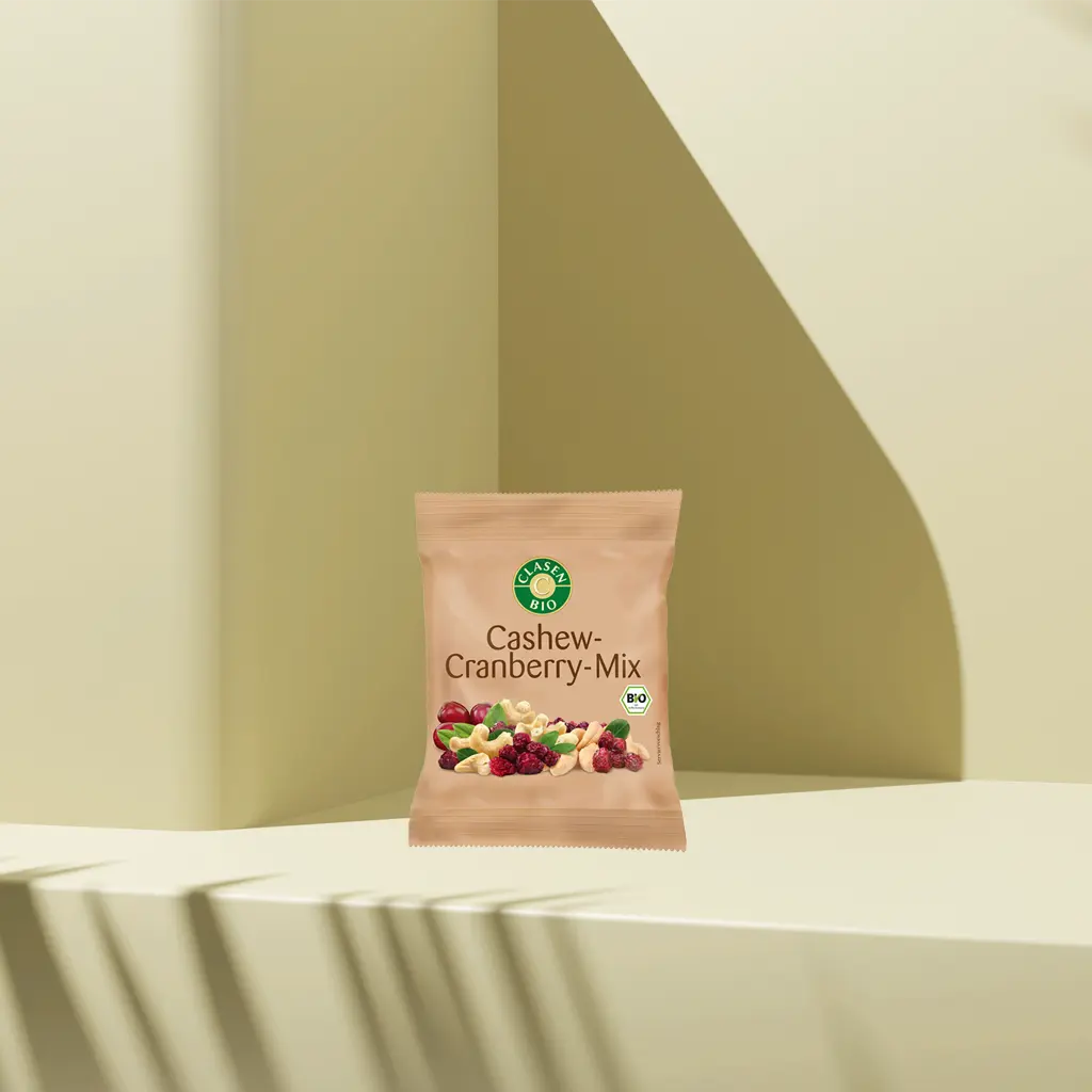 Verpackung Bio-Cashew-Cranberry-Mix 40 g von CLASEN BIO. Knackige Cashewkerne kombiniert mit fein-säuerlichen Cranberries im praktischen Snack-Beutel – perfekt für unterwegs oder als natürlicher Energieschub zwischendurch.