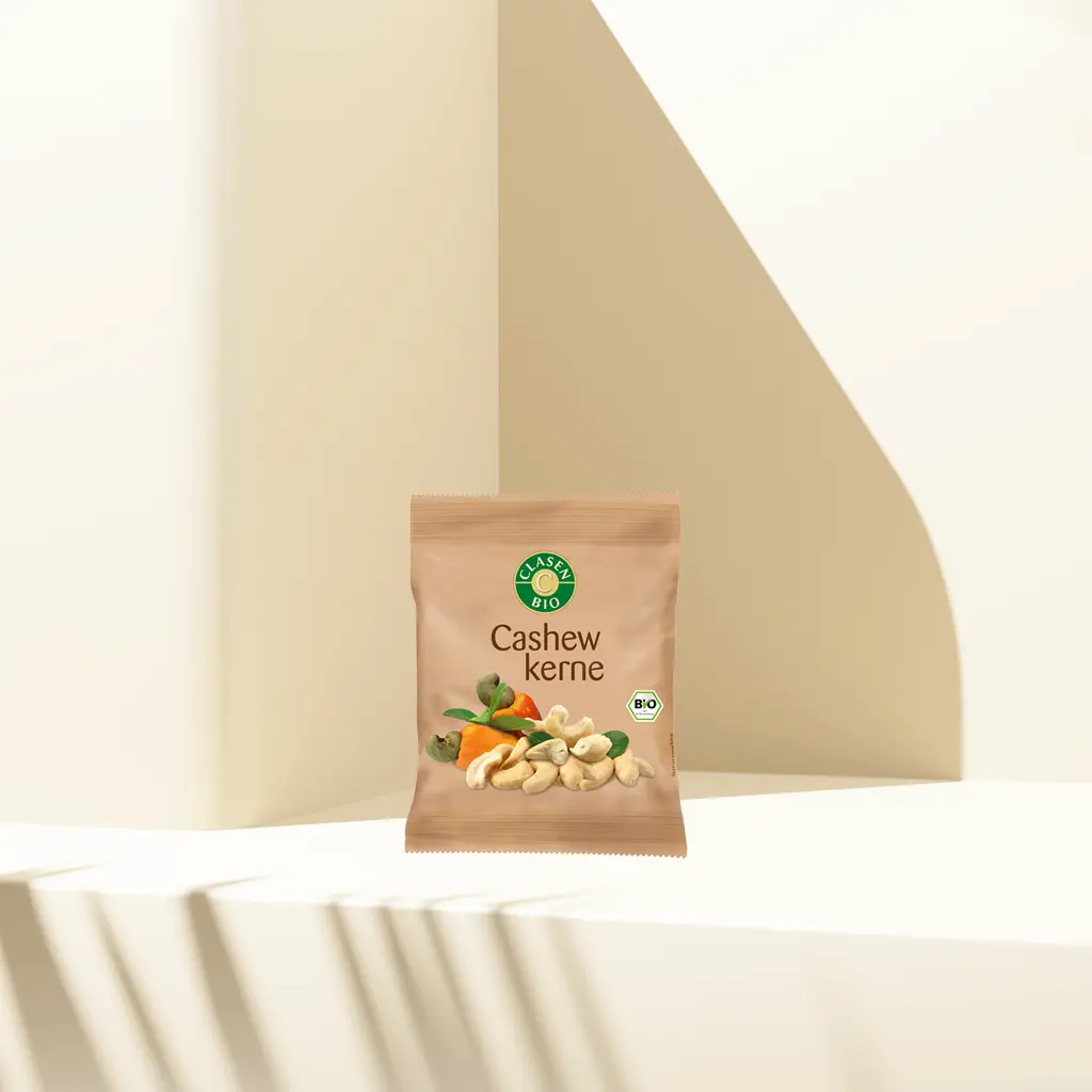 Verpackung Bio-Cashewkerne 40 g von CLASEN BIO. Zarte, knackige Cashewkerne im praktischen Mini-Beutel – perfekt als Snack für unterwegs oder zum Verfeinern von Gerichten.