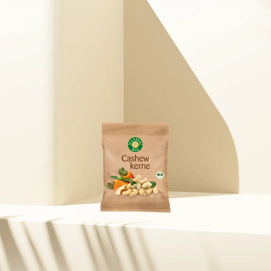 Verpackung Bio-Cashewkerne 40 g von CLASEN BIO. Zarte, knackige Cashewkerne im praktischen Mini-Beutel – perfekt als Snack für unterwegs oder zum Verfeinern von Gerichten.