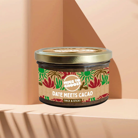 Verpackung Bio-Nussmus Date meets Cacao 180 g von MUUS TO CHOOZE – dunkles, süß-herbes Nussmus im kleinen Glas mit fantasievollem Etikett