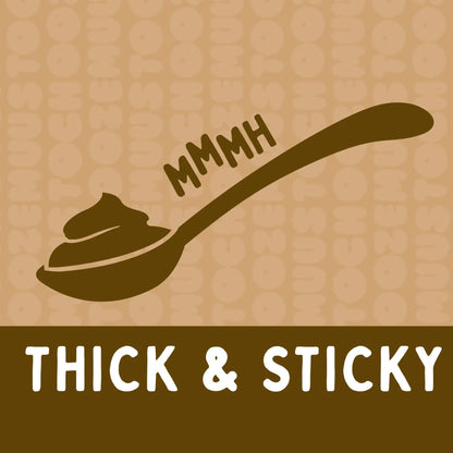 Visual „Thick & Sticky“ Bio-Nussmus Date meets Cacao – cremiges, dickflüssiges Mus auf einem Löffel, mit „MMMH“ und dem Schriftzug „THICK & STICKY“ auf beigem Hintergrund