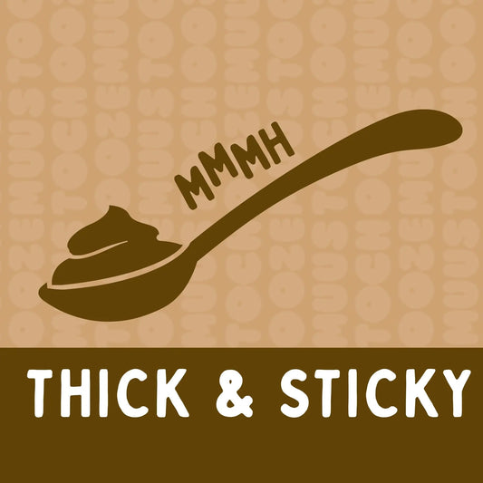 Visual „Thick & Sticky“ Bio-Nussmus Date meets Cacao – cremiges, dickflüssiges Mus auf einem Löffel, mit „MMMH“ und dem Schriftzug „THICK & STICKY“ auf beigem Hintergrund
