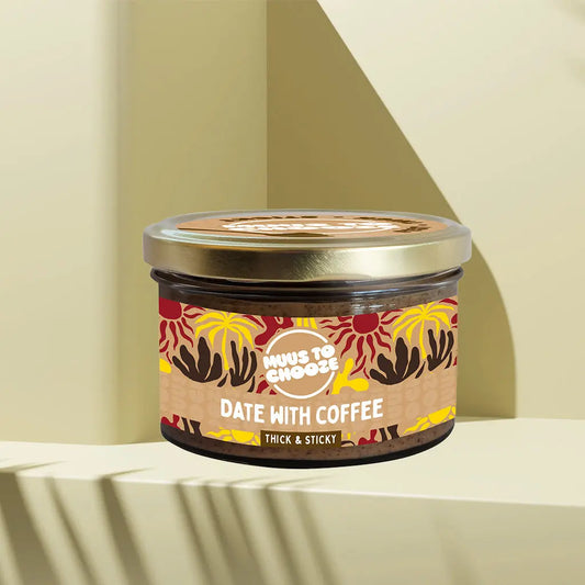 Verpackung Bio-Nussmus Date with Coffee 180 g von MUUS TO CHOOZE – kräftiges Nussmus mit Dattel und Kaffee im kleinen Glas mit goldfarbenem Deckel und kreativem Etikett