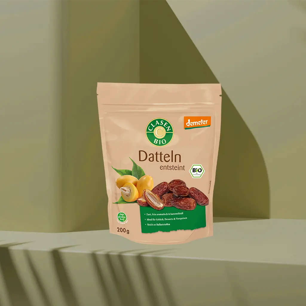 Verpackung Bio-Datteln entsteint in Demeter Qualität 200 g von CLASEN BIO. Weiche, natürlich süße Trockenfrüchte aus biodynamischem Anbau im bedruckten Beutel.