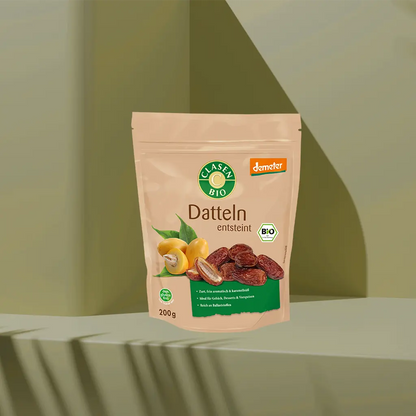 Verpackung Bio-Datteln entsteint in Demeter Qualität 200 g von CLASEN BIO. Weiche, natürlich süße Trockenfrüchte aus biodynamischem Anbau im bedruckten Beutel.
