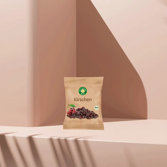 Verpackung Bio-Kirschen 30 g von CLASEN BIO. Fruchtig-säuerliche Trockenfrüchte im kleinen Beutel – ideal zum Snacken, fürs Müsli oder als Zutat beim Backen.