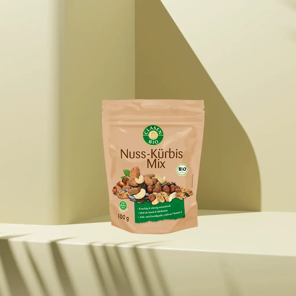 Verpackung Bio-Nuss-Kürbiskern-Mix 100 g von CLASEN BIO. Knackiger Mix aus gerösteten Nüssen und aromatischen Kürbiskernen im handlichen Beutel – ideal zum Snacken oder Verfeinern.