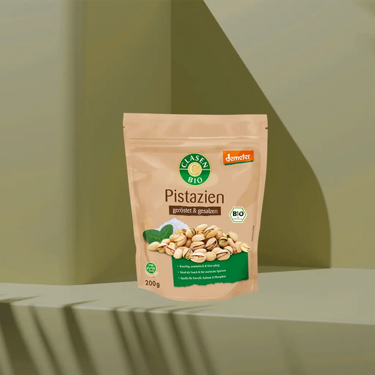Verpackung Bio-Pistazien geröstet & gesalzen in Demeter Qualität 200 g von CLASEN BIO – knackige Pistazien mit Schale aus biodynamischem Anbau im wiederverschließbaren Beutel.