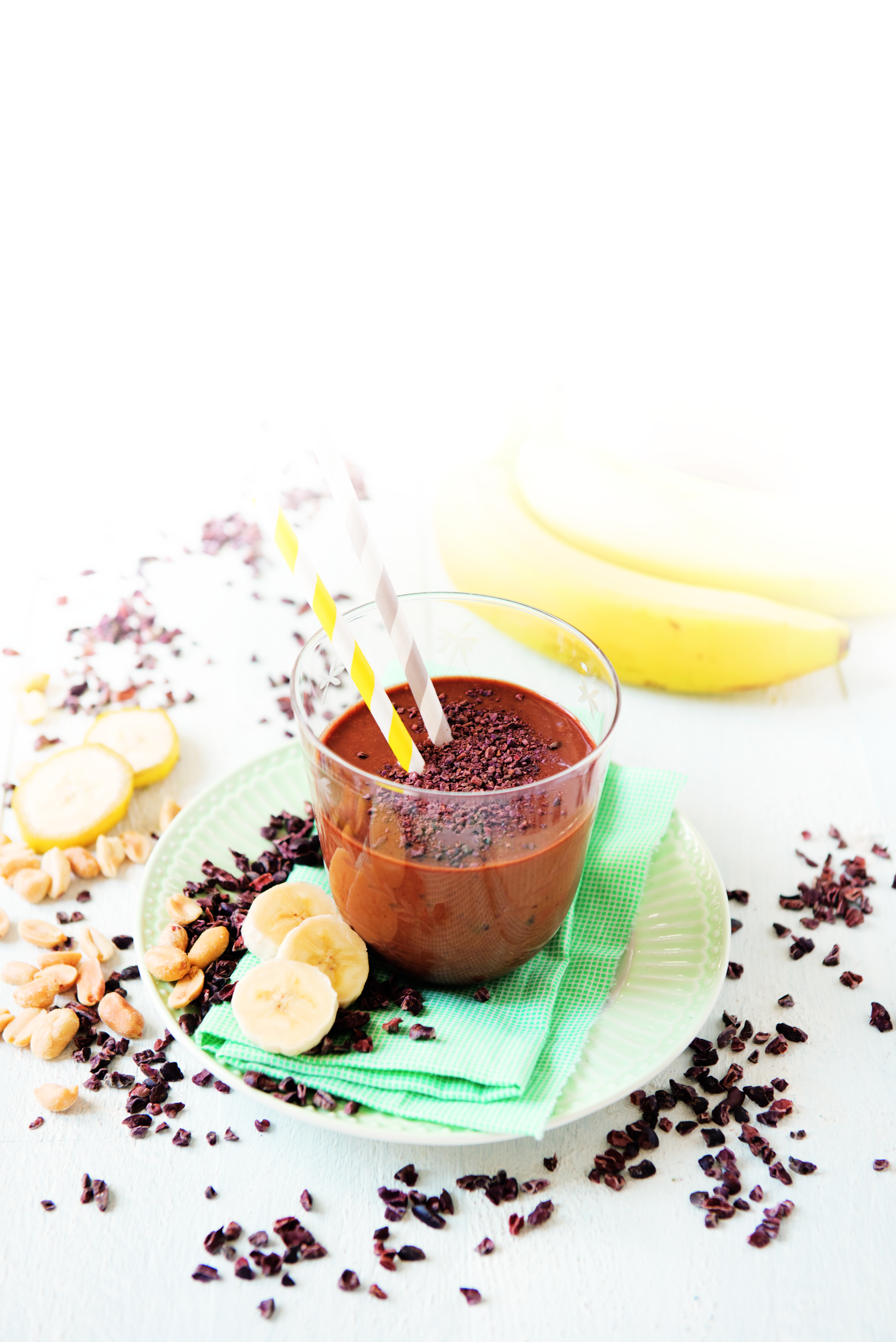 Rezeptbild_Schoko_Erdnuss_Smoothie Cremiger Schoko-Erdnuss-Smoothie mit Kakaonibs