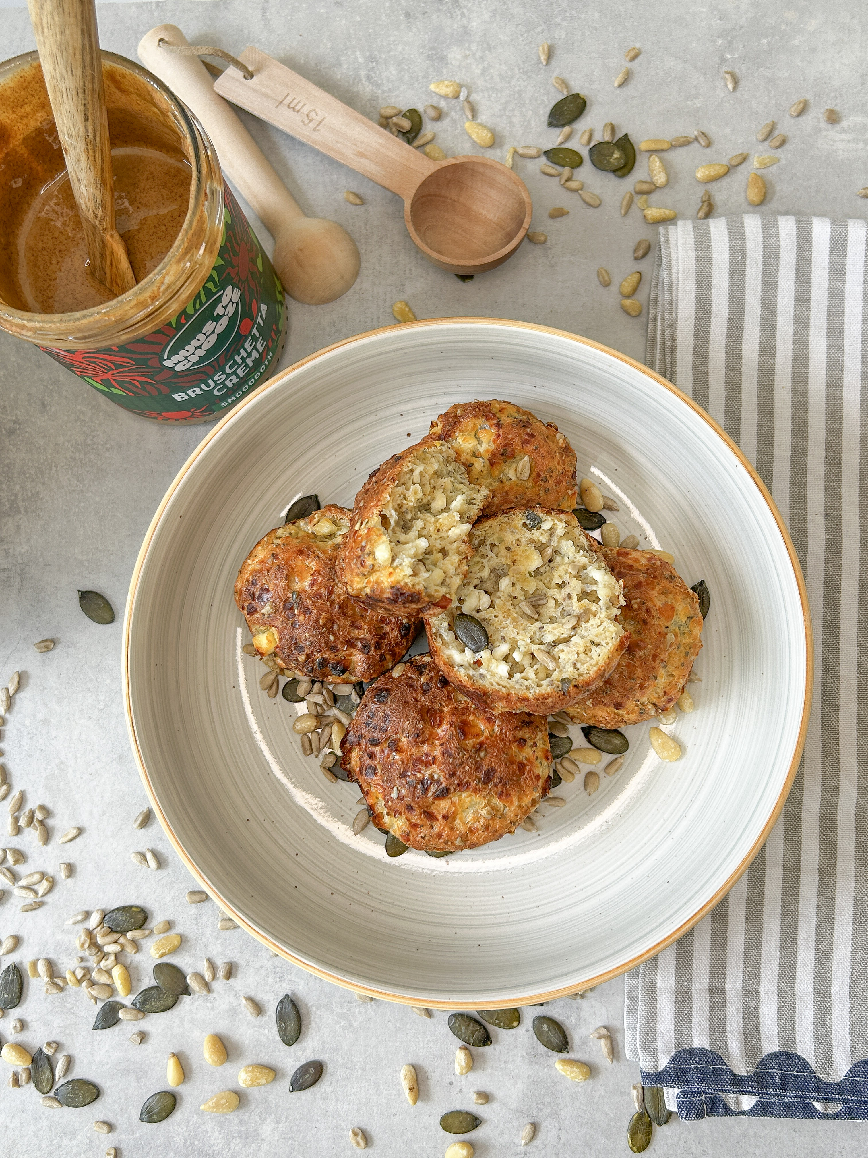 Hüttenkäse Brötchen mit Salatkerne-Mix