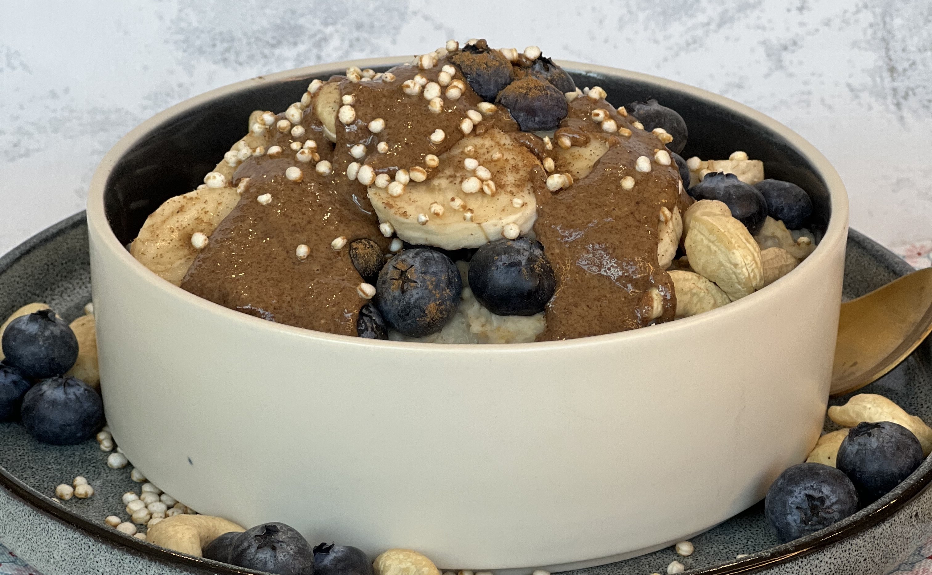 Cremiges Porridge mit gepufftem Quinoa und Cashews Cremiges Porridge mit gepufftem Quinoa und Cashews