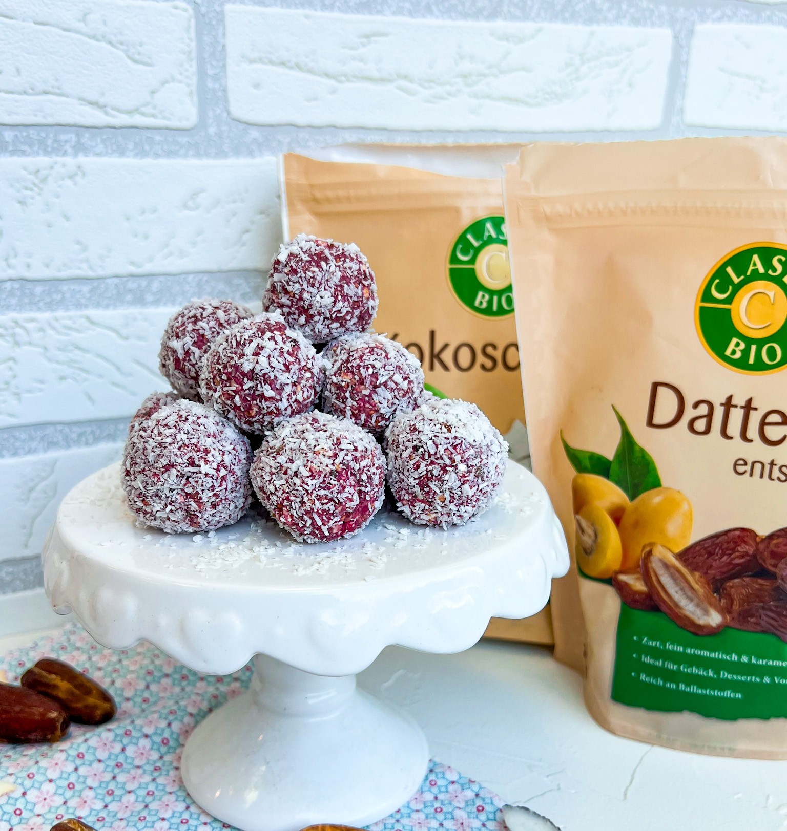 Pinke Energy Balls mit Datteln und Himbeeren